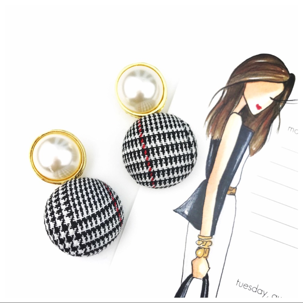 “Heidi” Pearl Houndstooth Statement Earrings